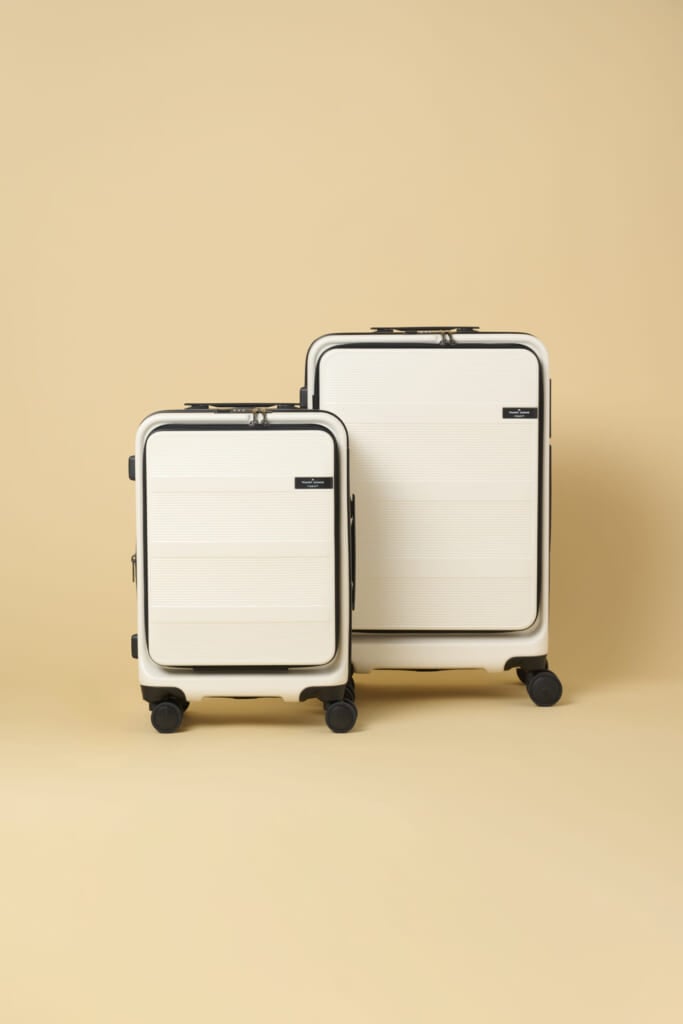 リップルプラスのスーツケースのホワイト。1～2泊分の37リットルと、3～5泊分の56リットルがある。