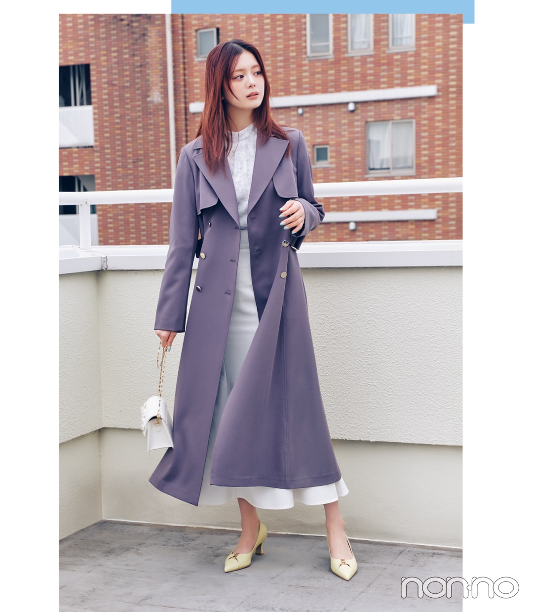 最高気温20度の日のアウター　パープルのロング丈トレンチコートを着ている女性