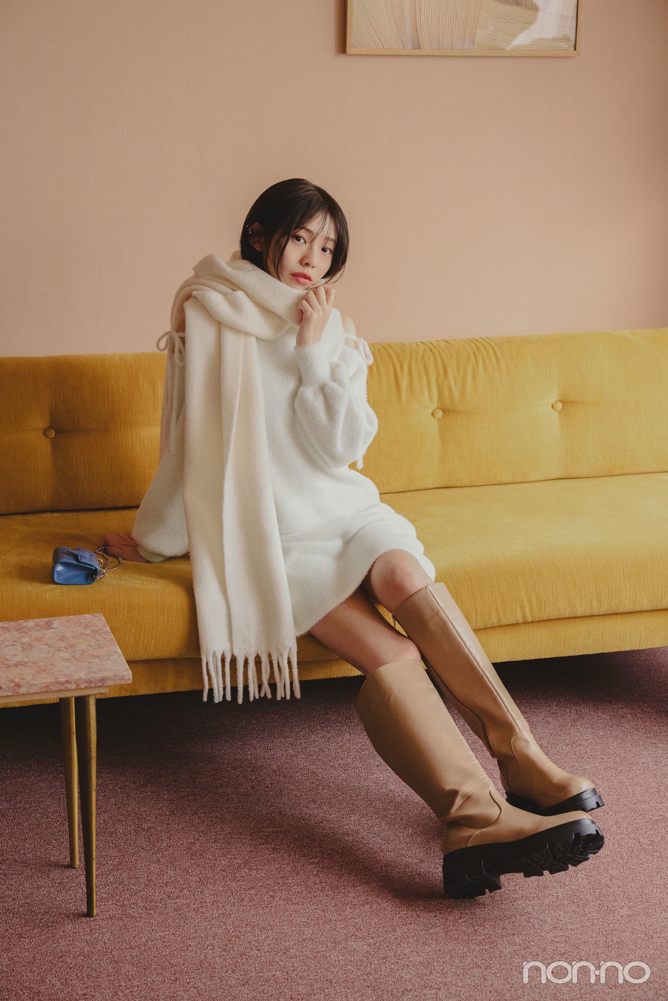 菊地姫奈の冬のミニ白ニットミニワンピースの全身