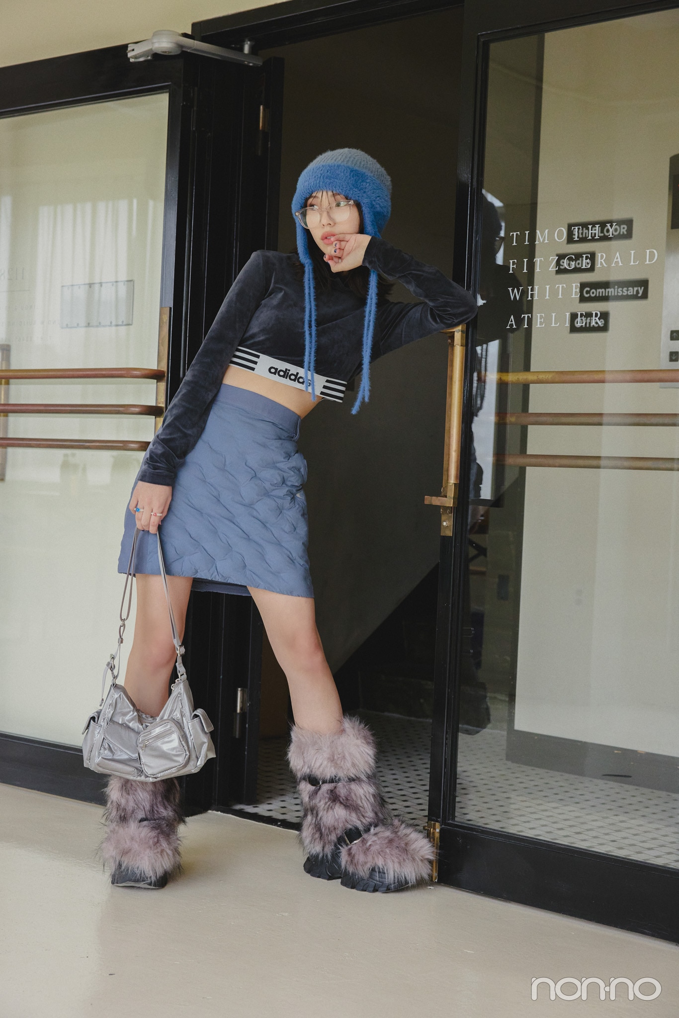 菊地姫奈の冬のミニキルティングミニスカートの全身