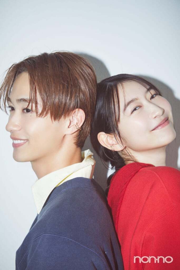 カジュアル派カップルにおすすめのペアイヤカフをつけた野村康太と岡本夏美の寄り