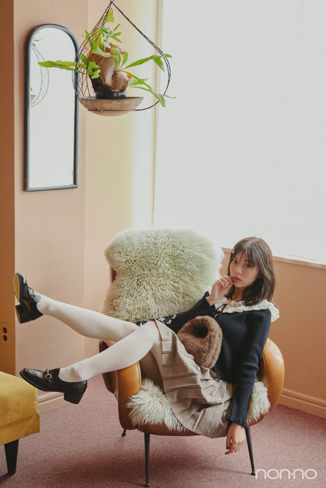 菊地姫奈の冬のミニプリーツミニスカートの全身