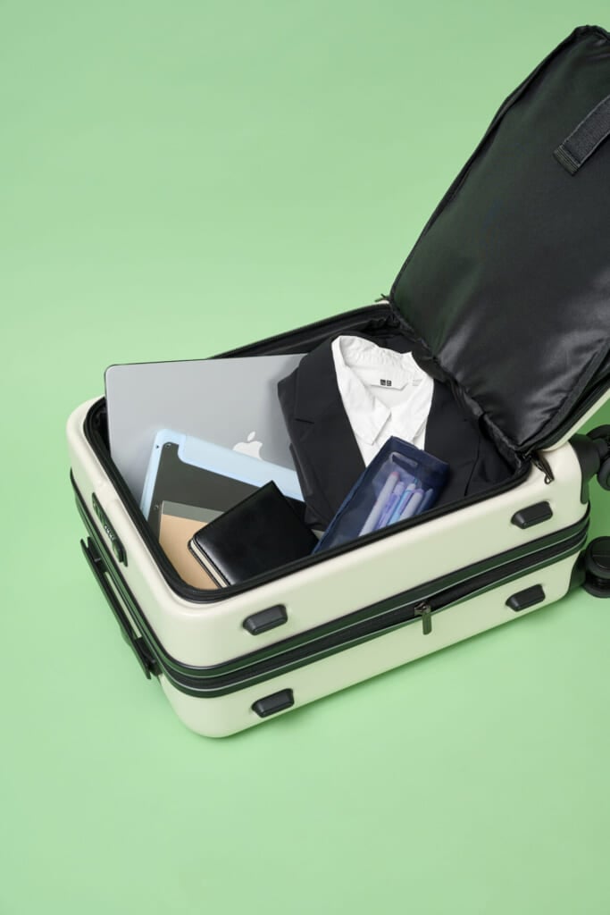 就活用のアイテムを詰めたリップルプラスのスーツケース