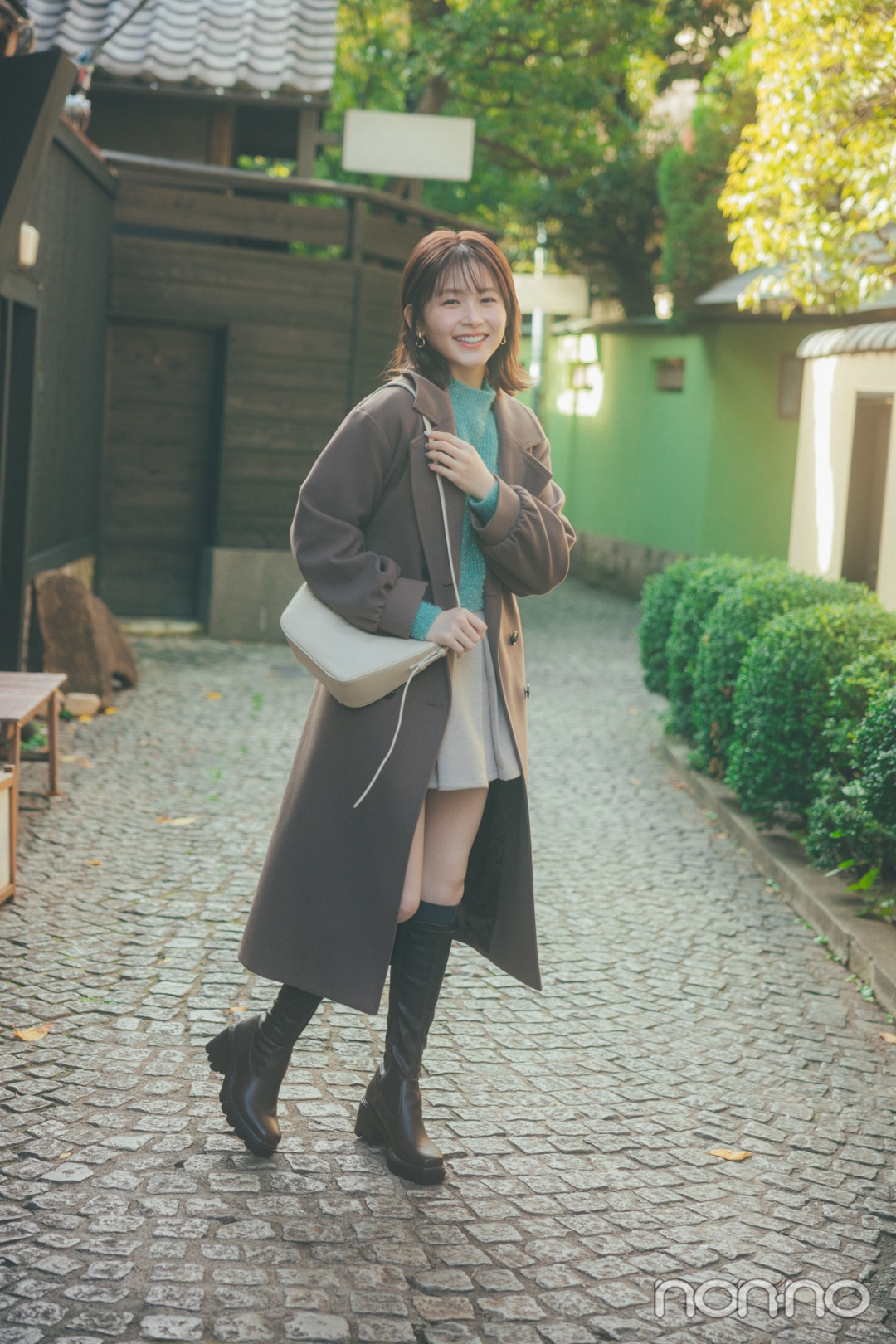 大学生の可愛い冬のデートコーデ　ロングコートとミニスカを着た女性