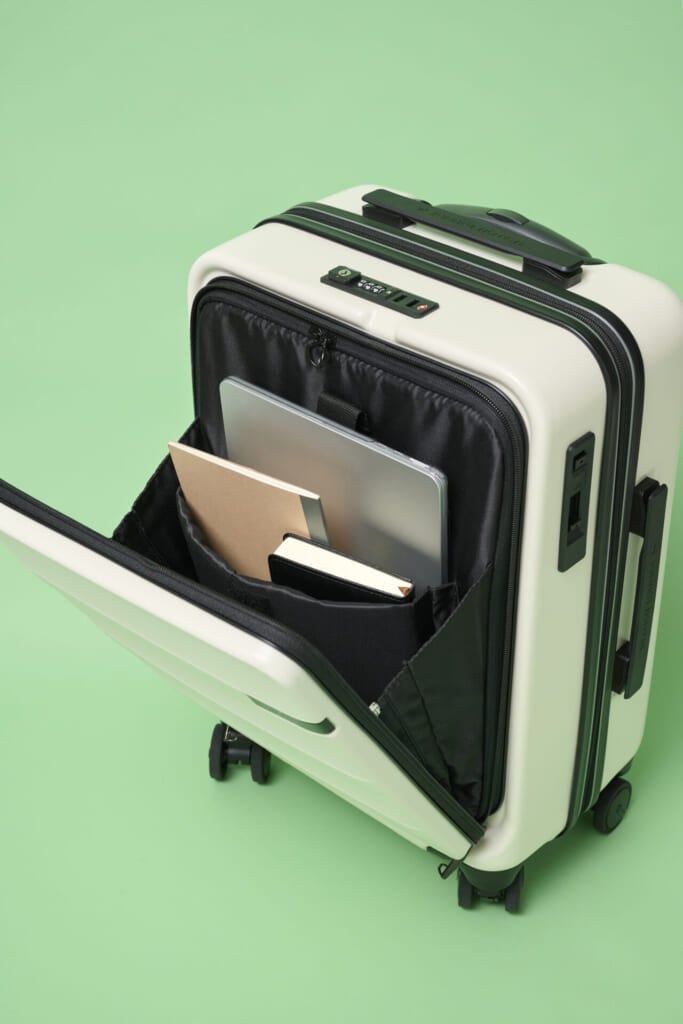 リップルプラスのスーツケースのフロントポケットをあけ、PCやノートを入れられるフラップポケットを見せた写真