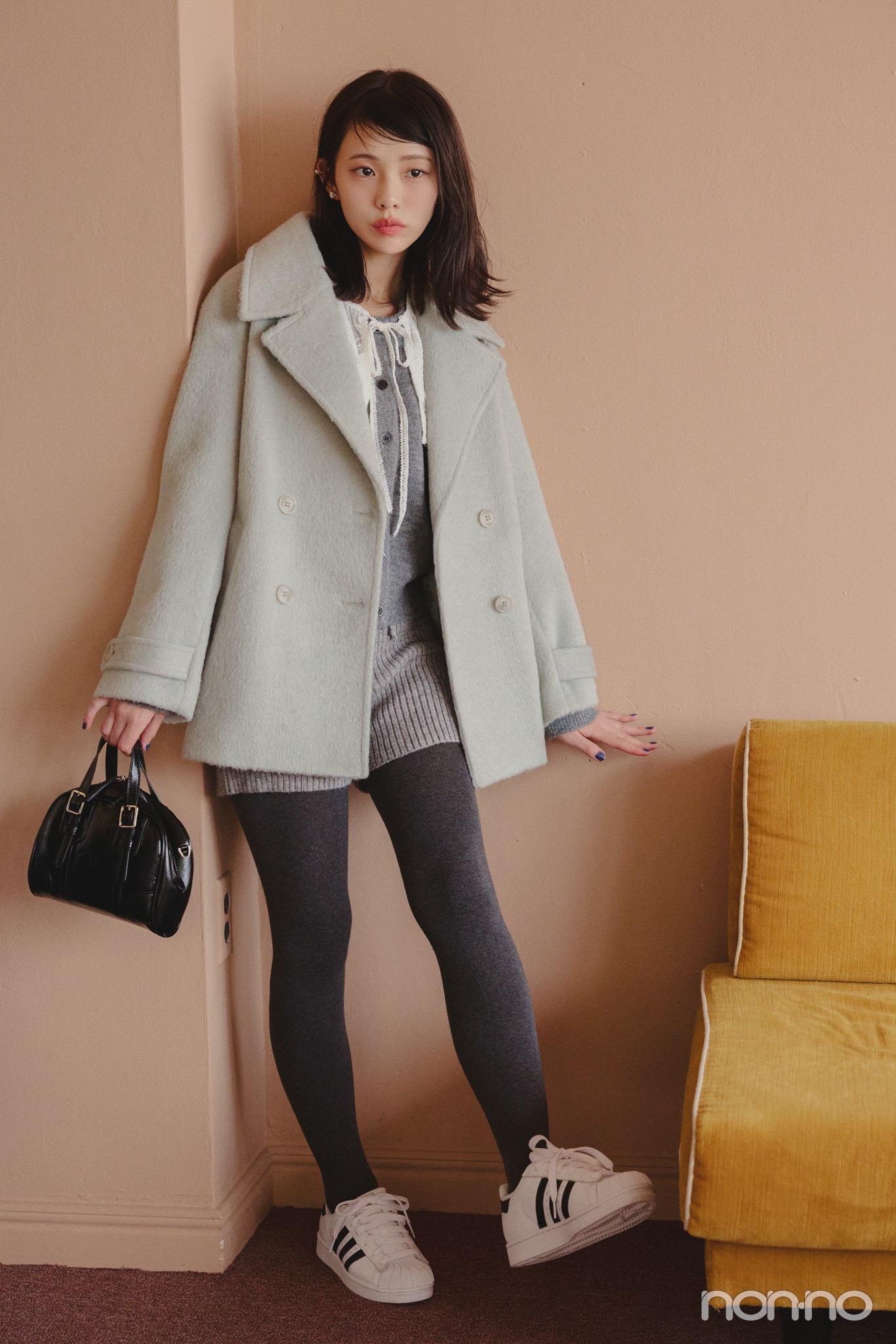 菊地姫奈の冬のミニニットショートパンツの全身