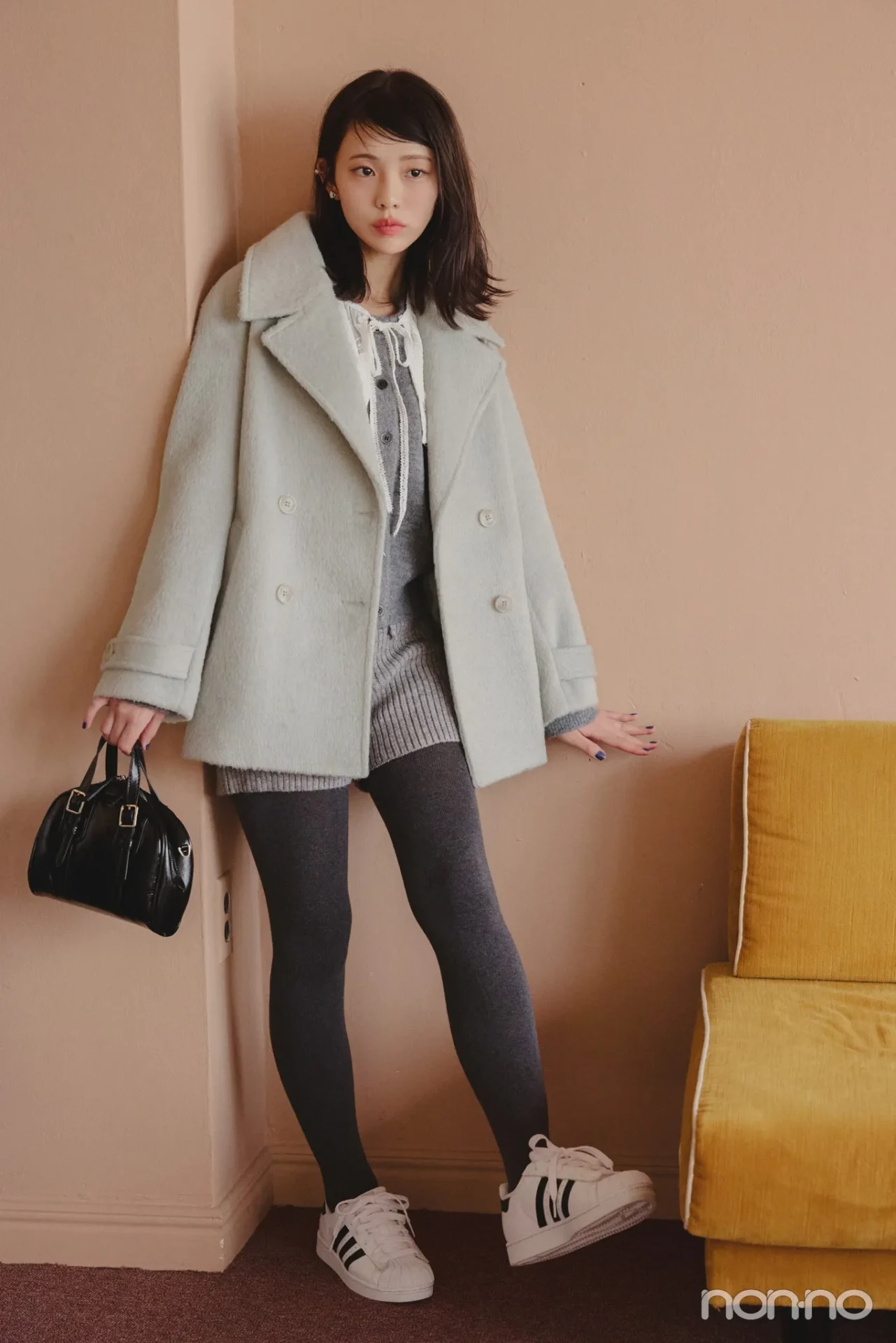 菊地姫奈の大学生の一週間コーデ、木曜日のニットショーパンスタイル