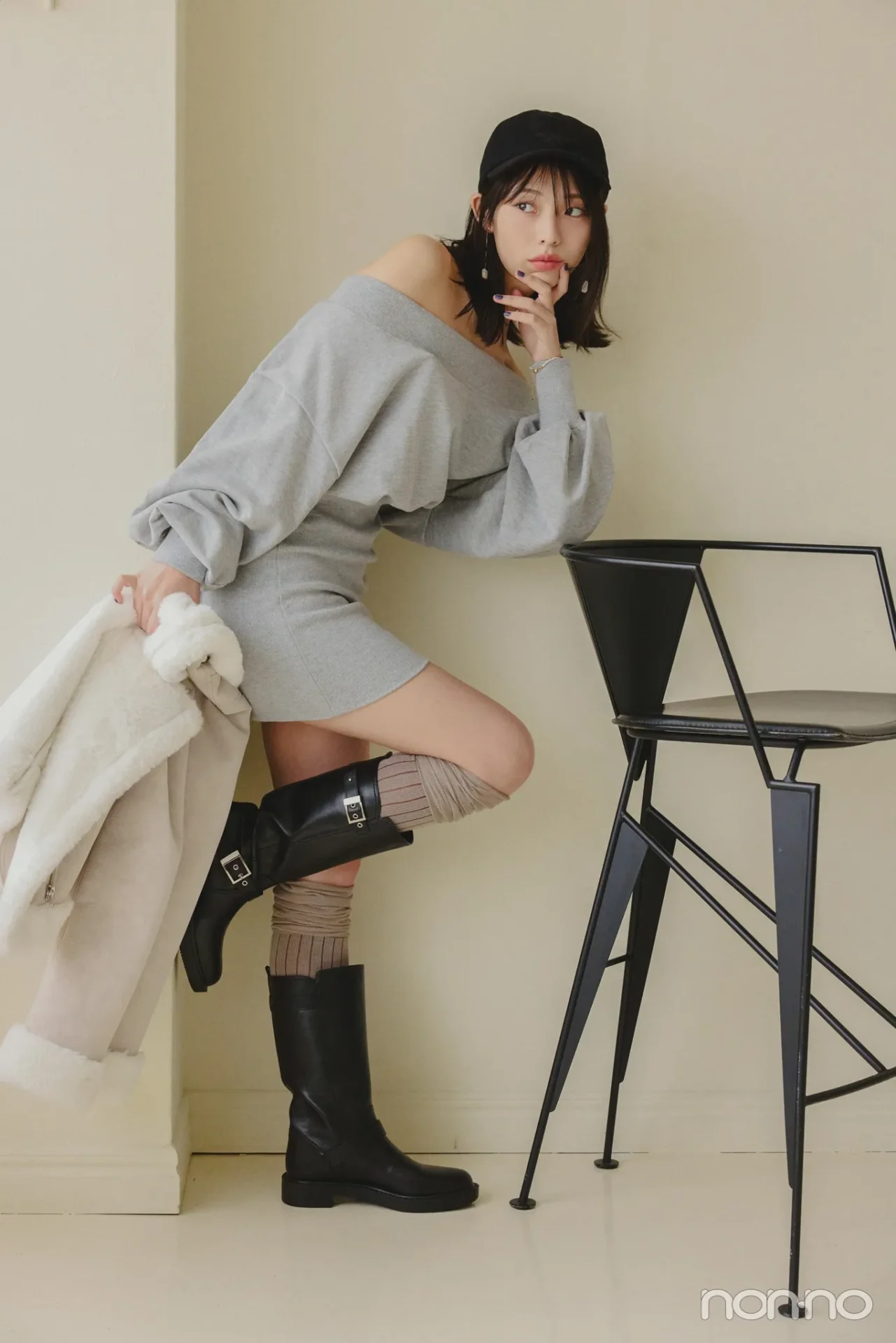 菊地姫奈の大学生の一週間コーデ、火曜日のスウエットミニワンピスタイル