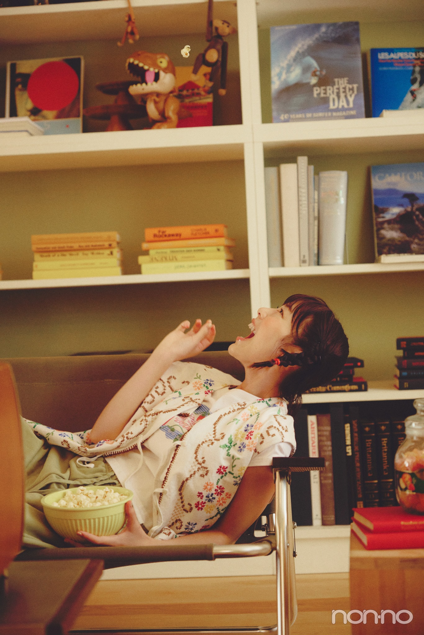 ポップコーンを投げる菊地姫奈