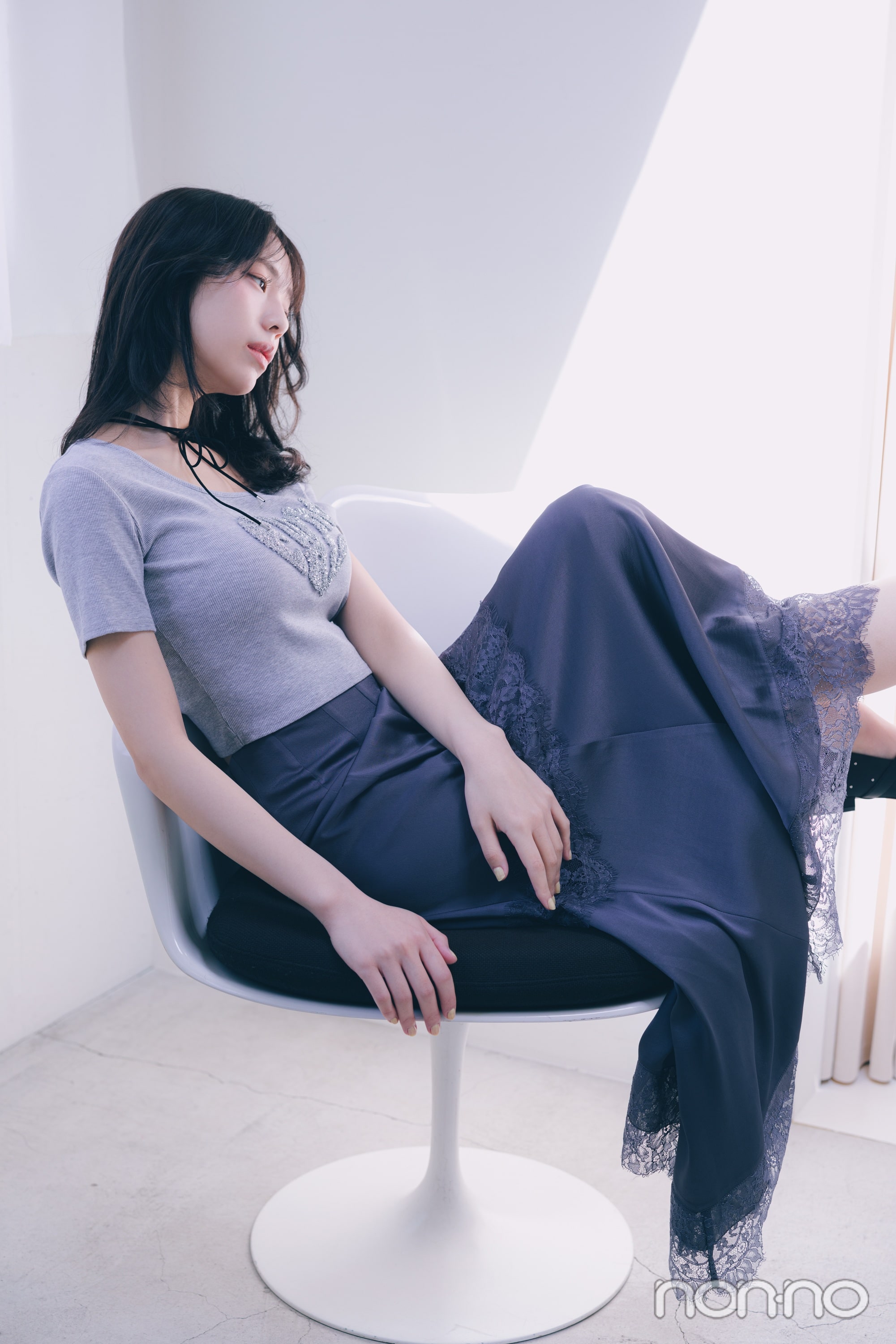 キラキラハートTシャツを着た菊地姫奈の全身