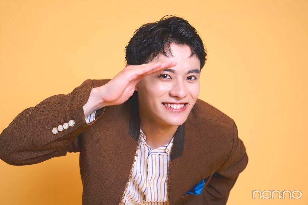 敬礼をする前田拳太郎