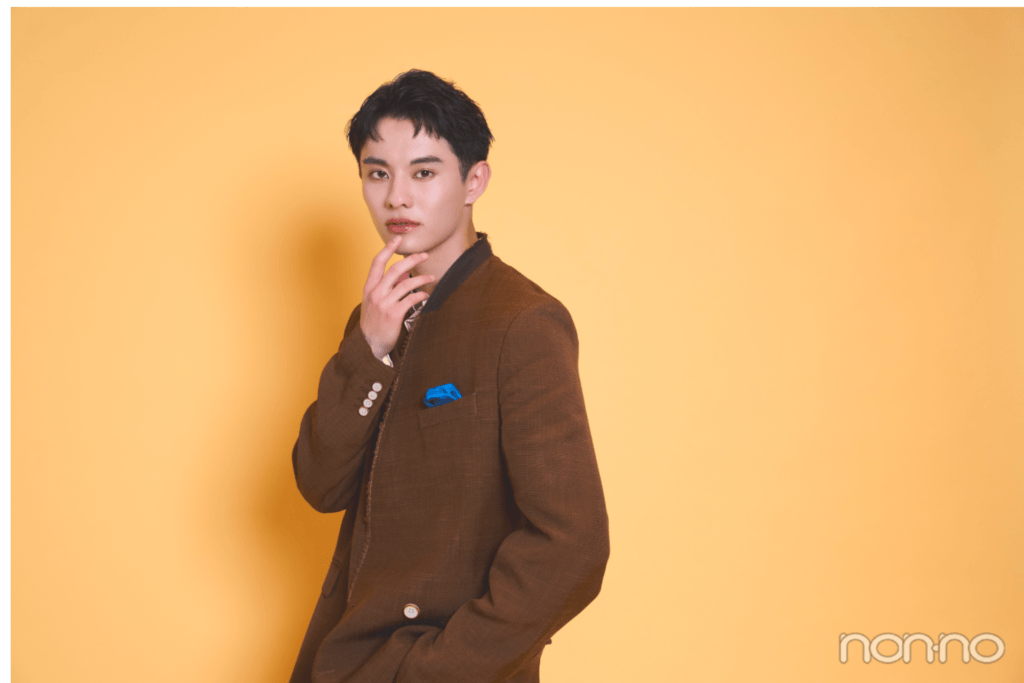 アゴに手を当てる前田拳太郎