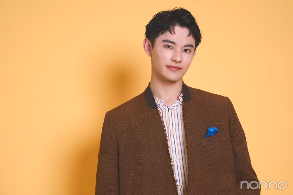 カメラに向かってほほ笑む前田拳太郎