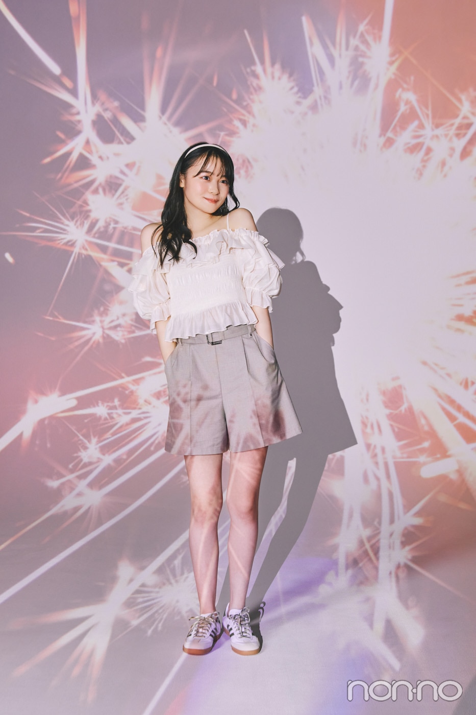 白のオフショルにハーフパンツをはいた林芽亜里