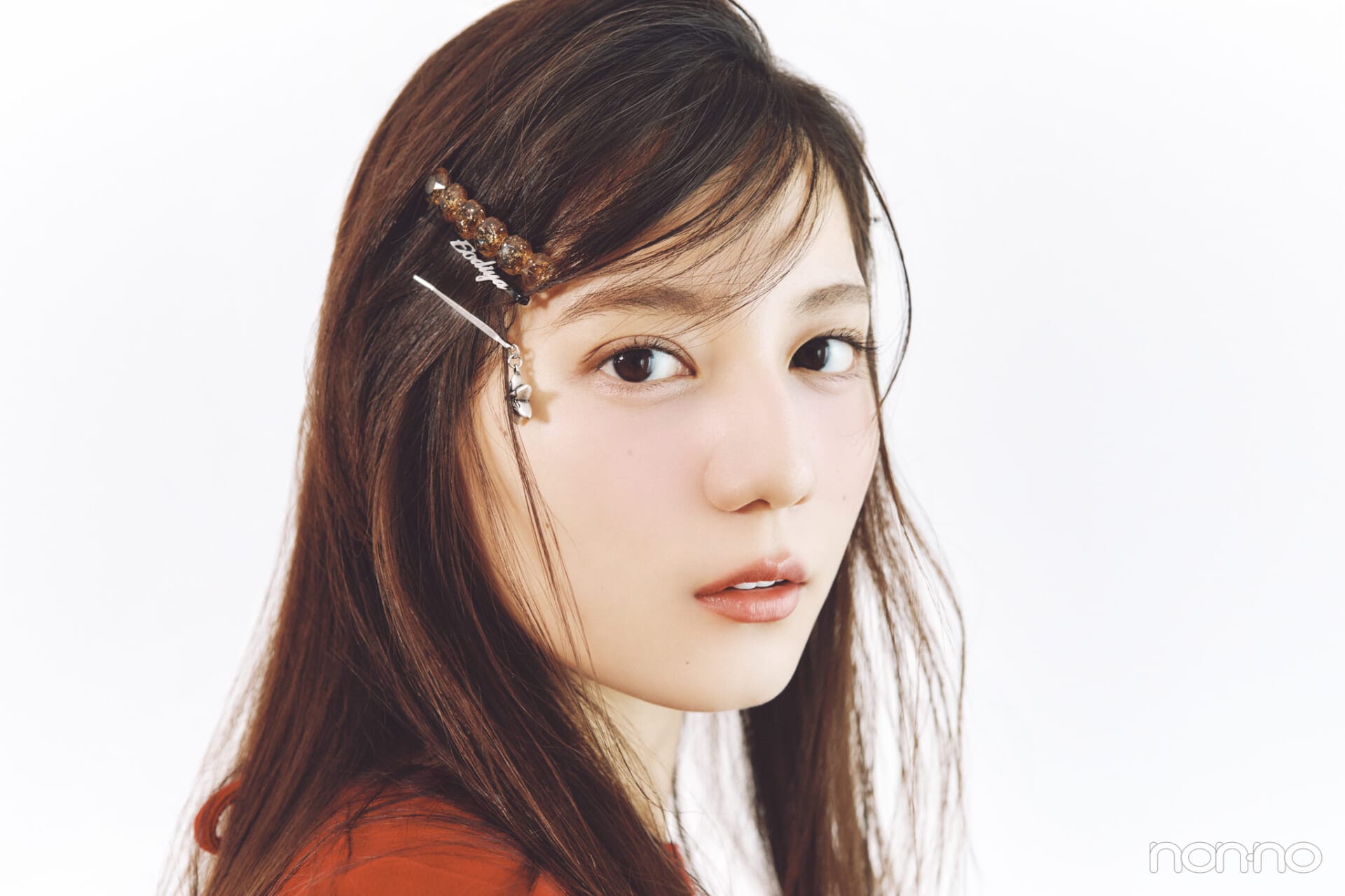 小坂菜緒のヘアアレ14daysのゆるニュアンスなランダムピン留めのアザーカット