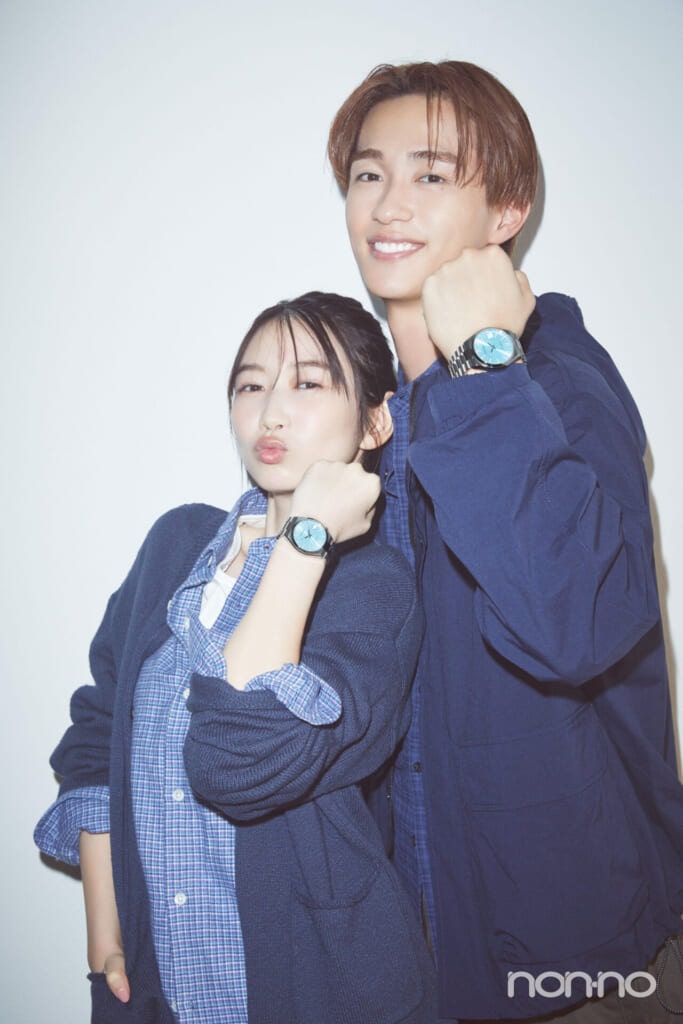 カジュアル派カップルにおすすめのペアウォッチをつけた野村康太と岡本夏美