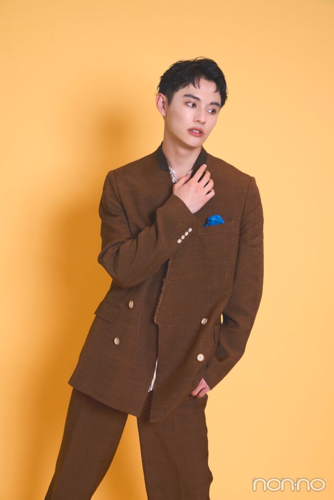 目線を外してポーズをとる前田拳太郎