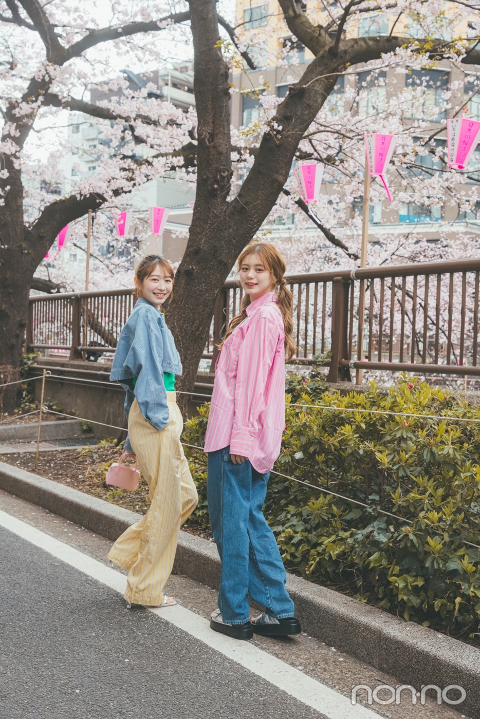 目黒川沿いを歩き振り向く紺野彩夏と岡本夏美