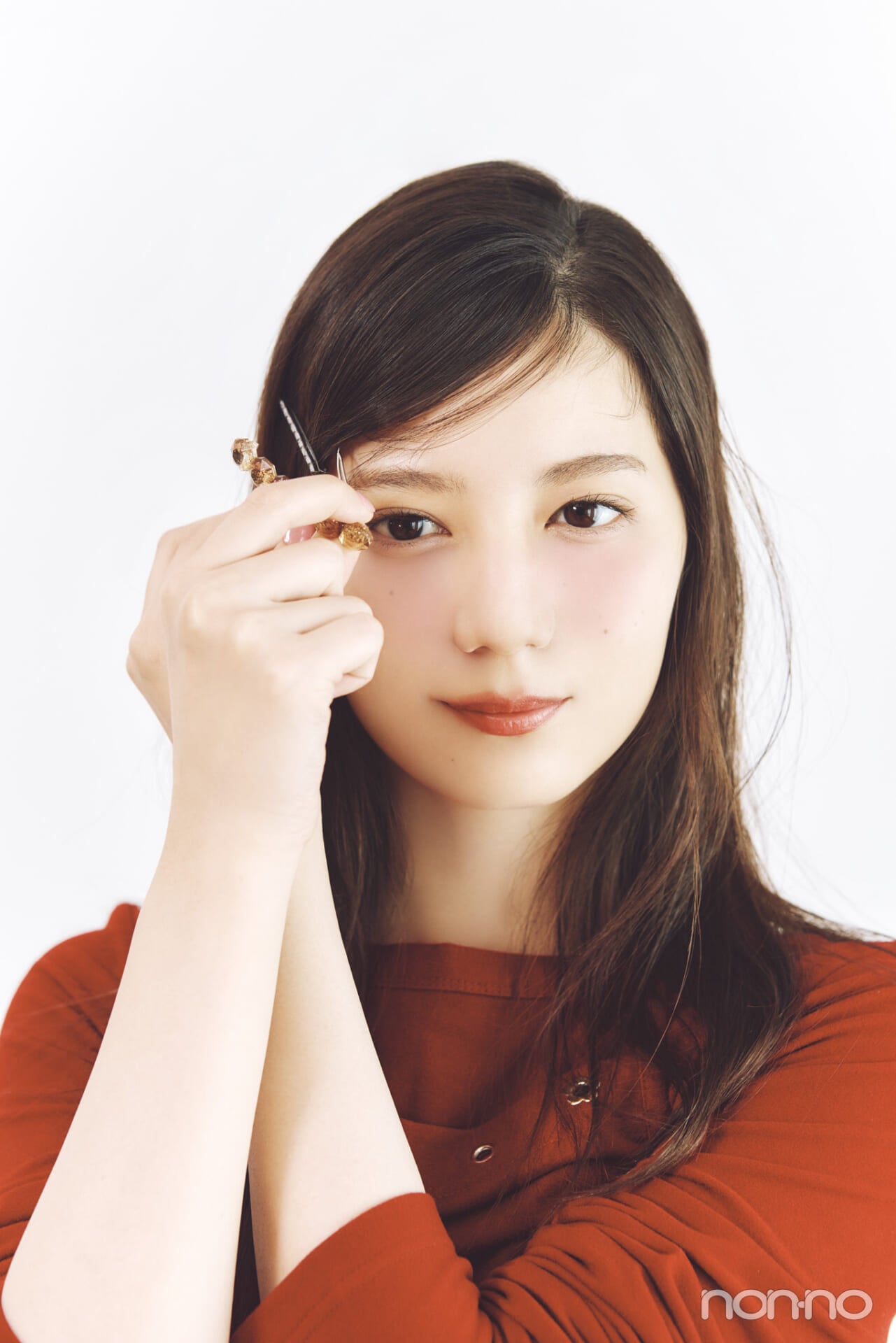 小坂菜緒のヘアアレ14daysのゆるニュアンスなランダムピン留めのプロセスカット①