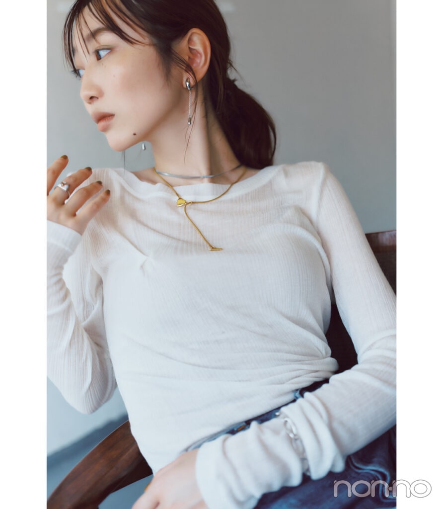 シンプル長袖に合わせる地金系アクセ