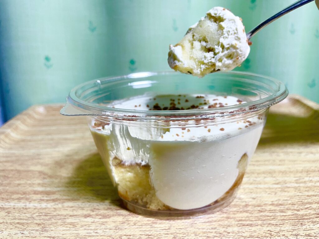 モンテール『クリーミー Dolce・蜜芋ブリュレ』をスプーンですくった写真です。