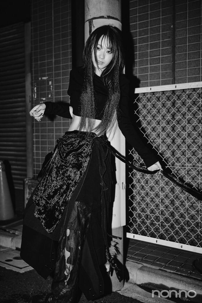 電柱の前に立つ村上なずな