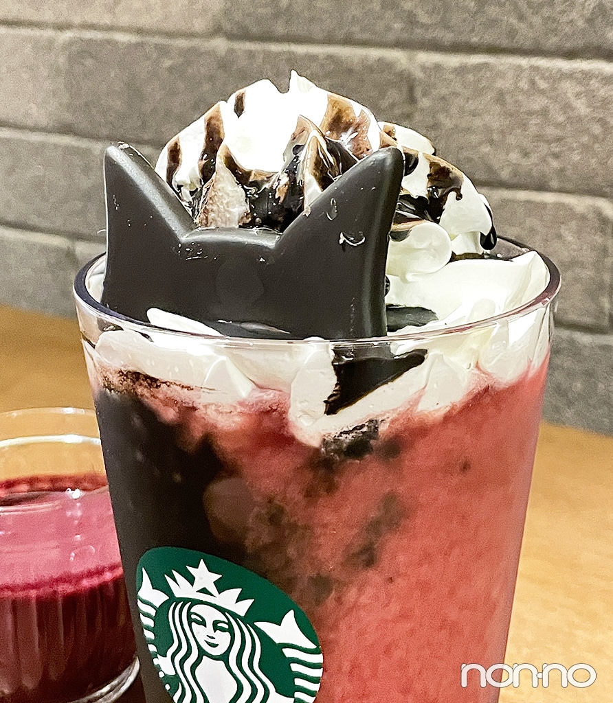 スターバックスハロウィン2025・新作『アサイー ベリー フラペチーノ®』の猫耳チョコレート