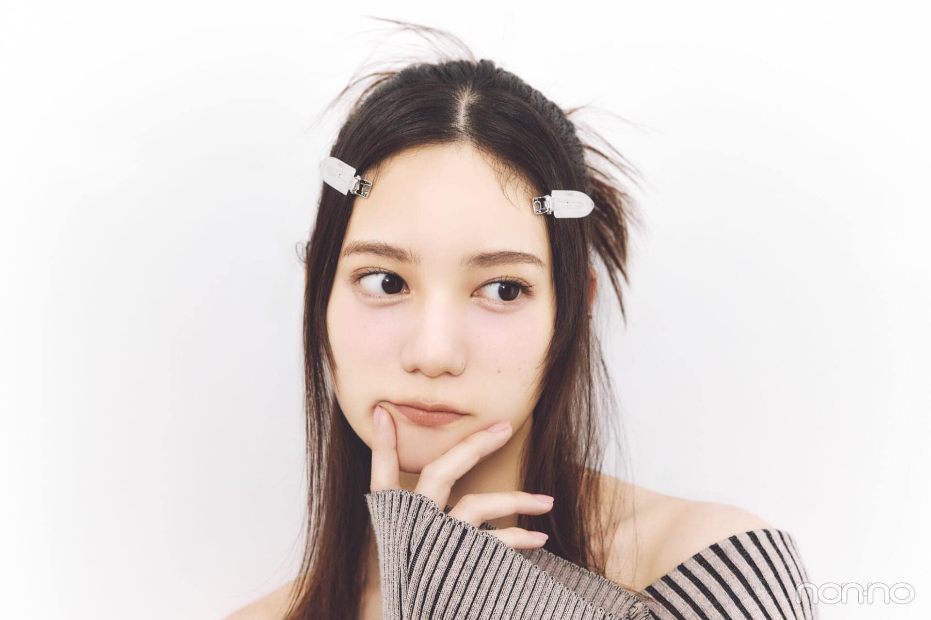 小坂菜緒のヘアアレ14daysのヘアクリップ留めハーフおだんごのアザーカット