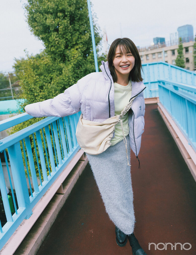 ダウンジャケット×ラメ入りロングスカートのコーデ