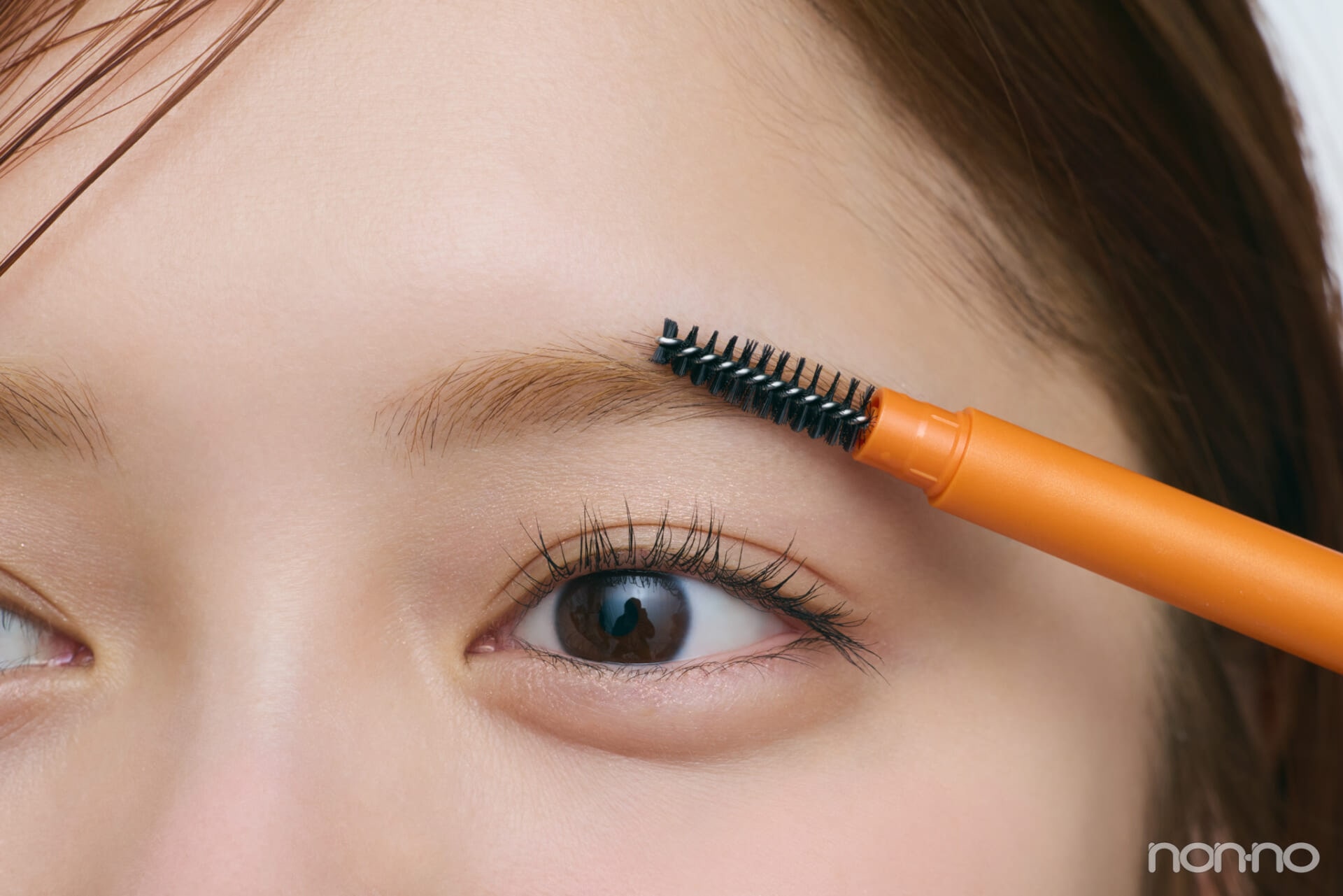 デジャヴュパウダーペンシルアイブロウトープベージュを使って眉を描くSTEP3