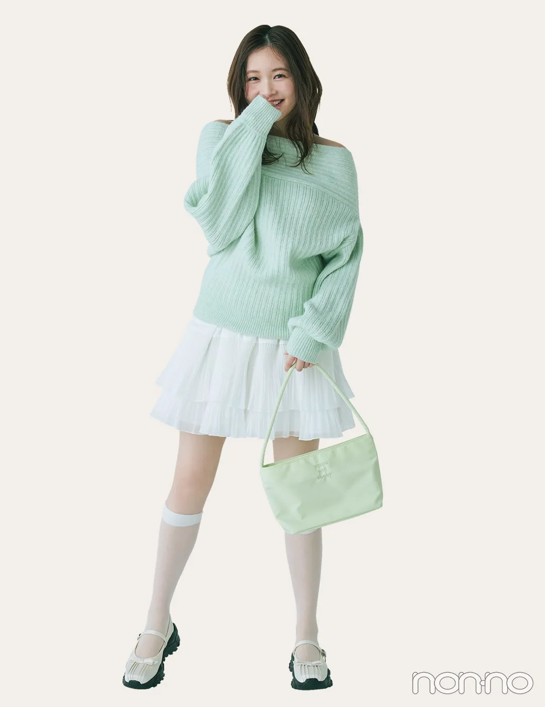 久間田琳加の大学生の一週間コーデ、火曜日のオフショルニットスタイル