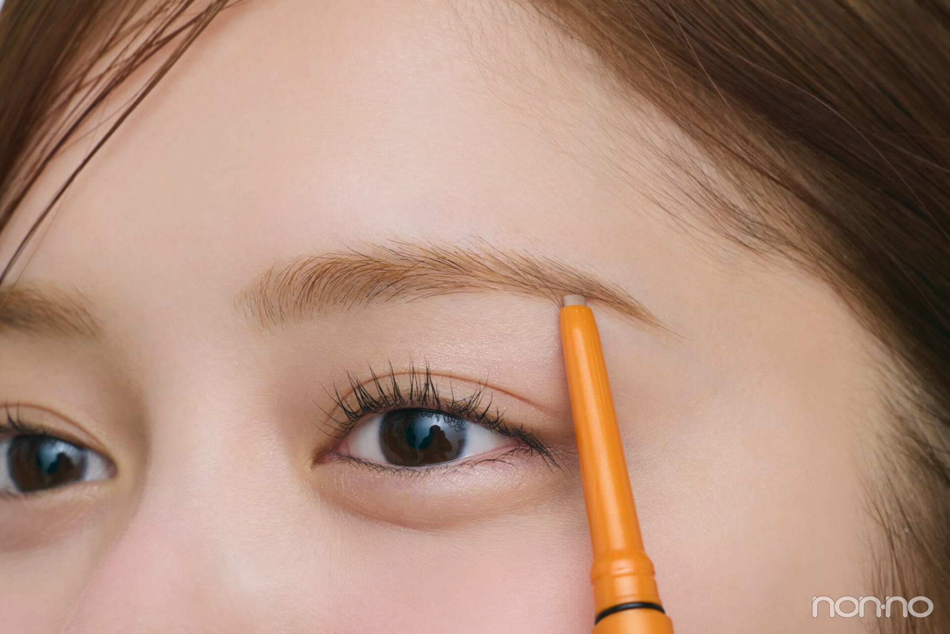 デジャヴュパウダーペンシルアイブロウトープベージュを使って眉を描くSTEP2