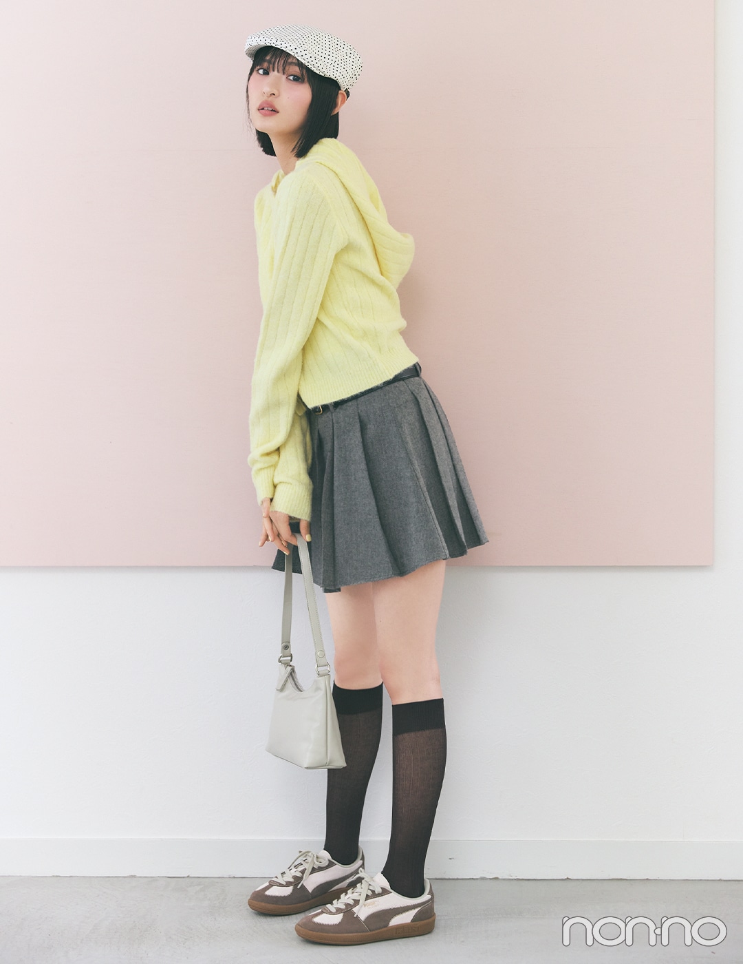 【春コーデ】プリーツミニスカ×イエロートップス×スニーカー
