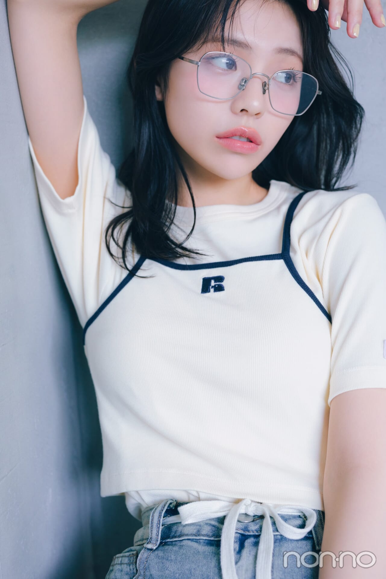 白のキャミレイヤードTシャツを着た菊地姫奈