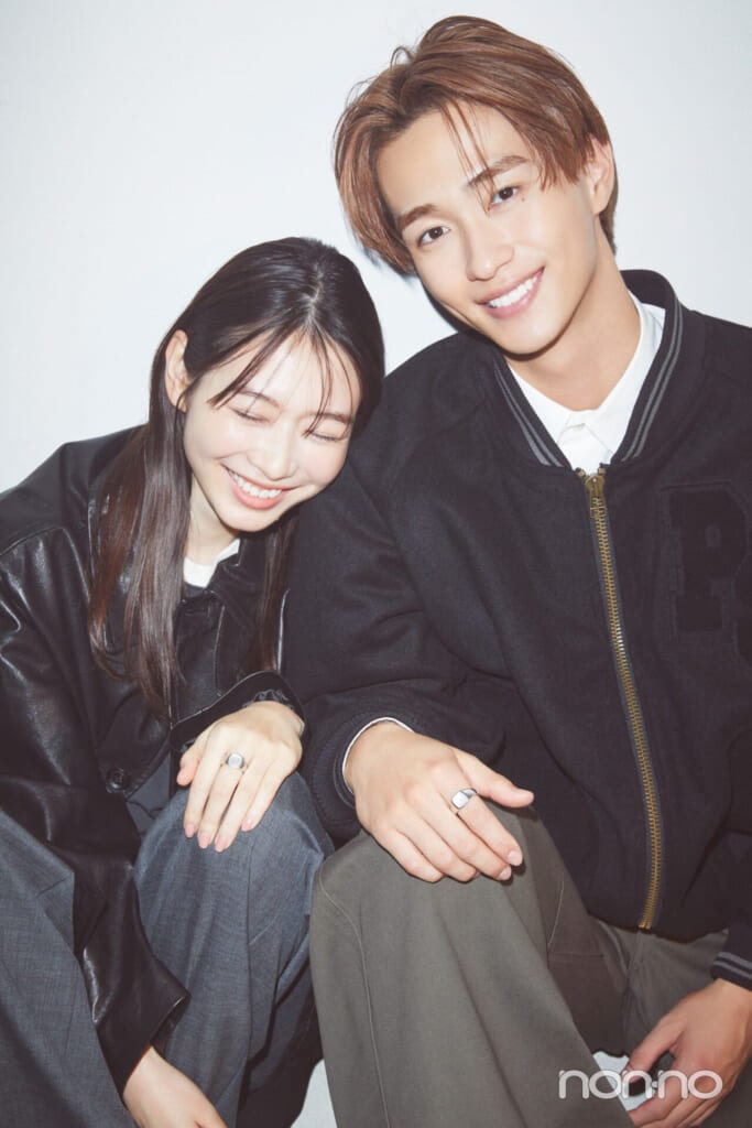 カジュアル派カップルにおすすめのペアリングをつけた野村康太と岡本夏美