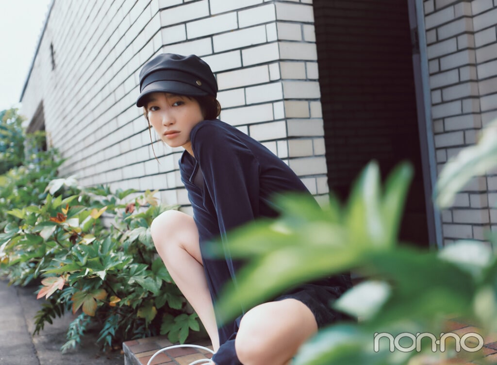 ダークトーンのベロアトップス