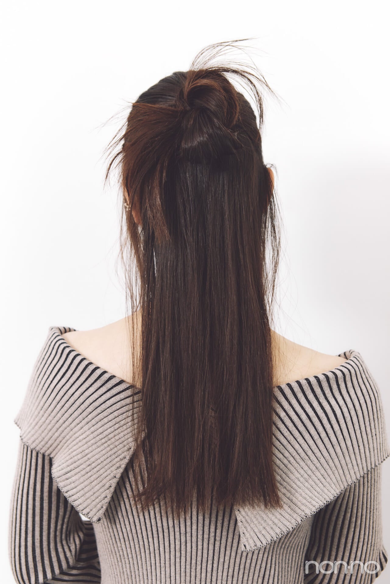 小坂菜緒のヘアアレ14daysのヘアクリップ留めハーフおだんごのバックカット