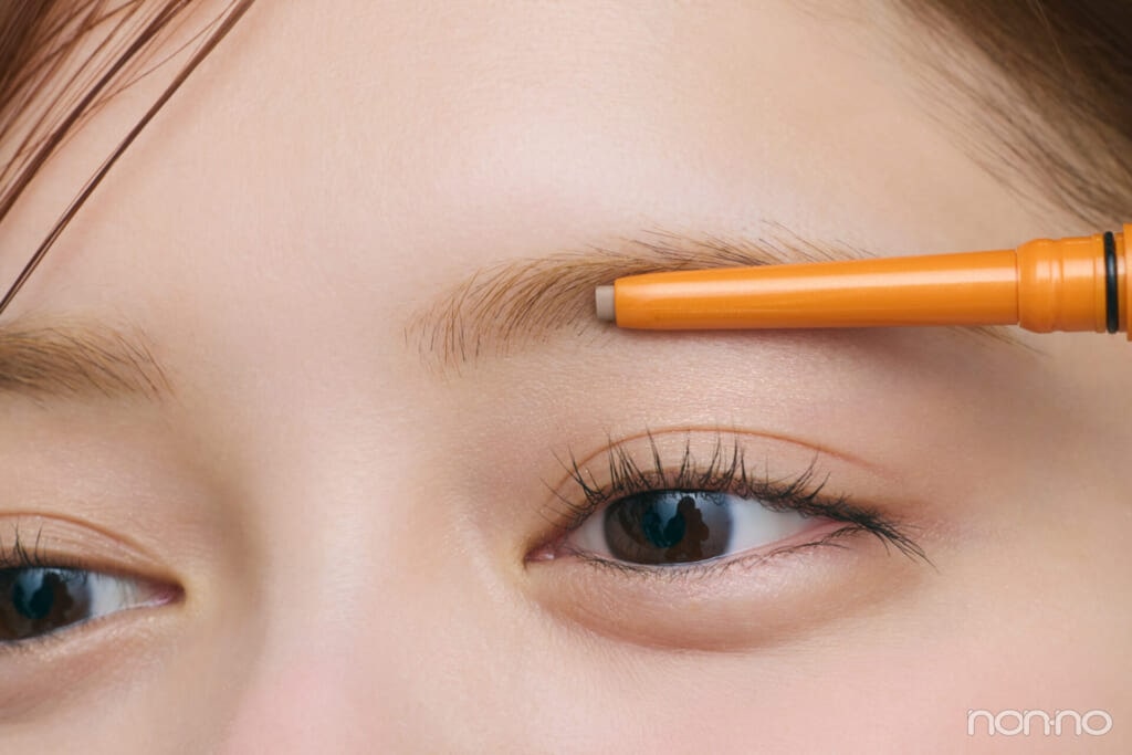 デジャヴュパウダーペンシルアイブロウトープベージュを使って眉を描くSTEP1