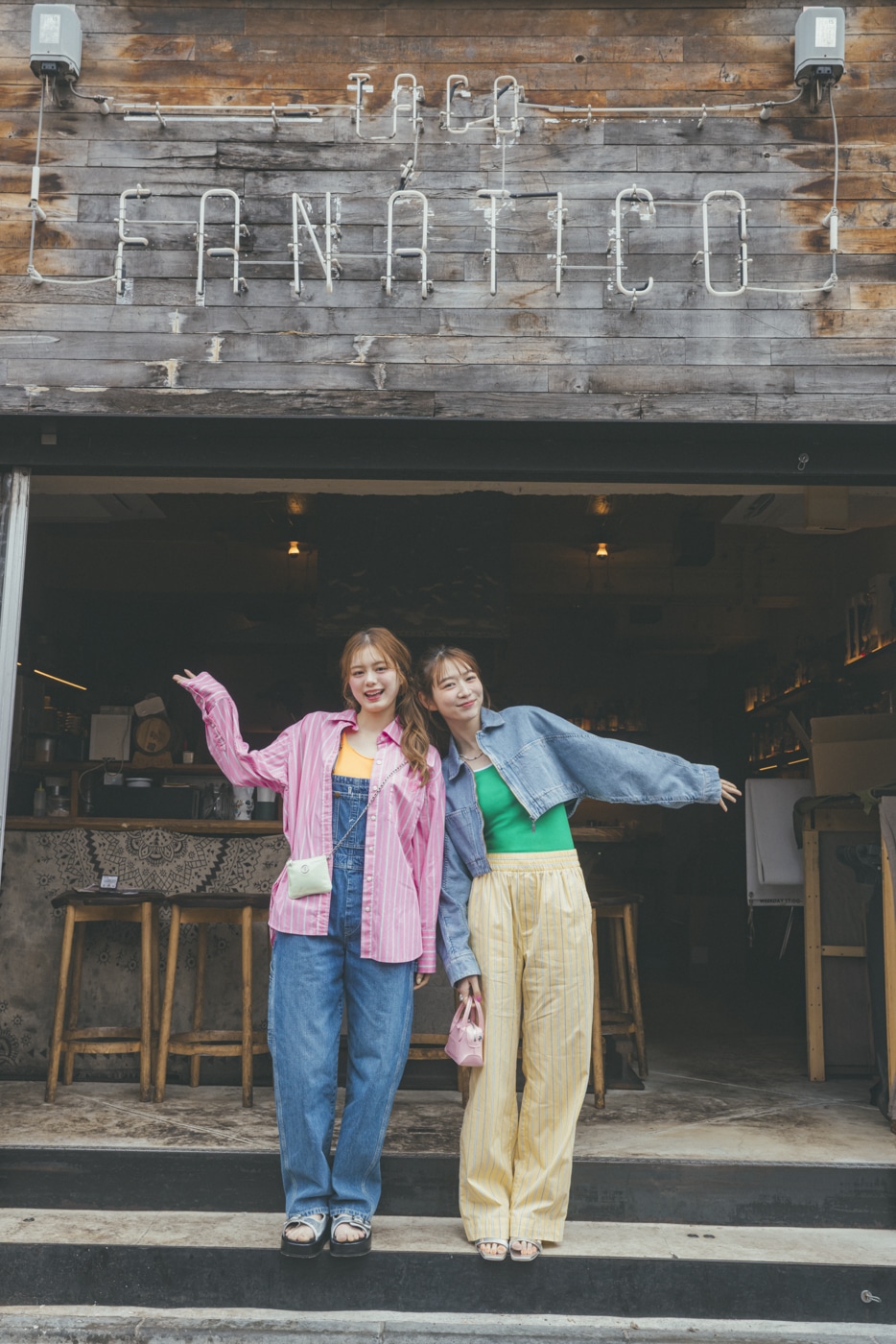 店前に立つ紺野彩夏と岡本夏美