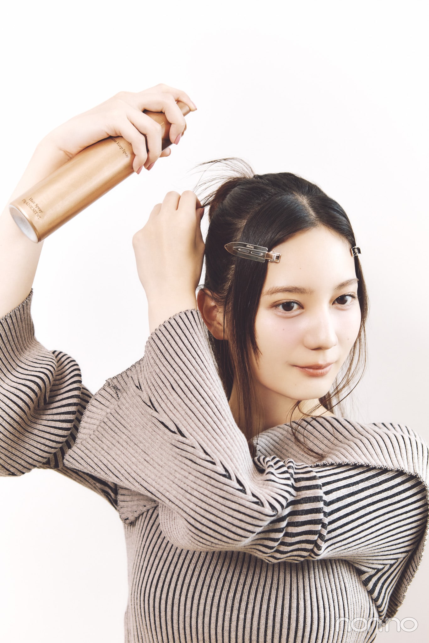 小坂菜緒のヘアアレ14daysのヘアクリップ留めハーフおだんごのプロセス④