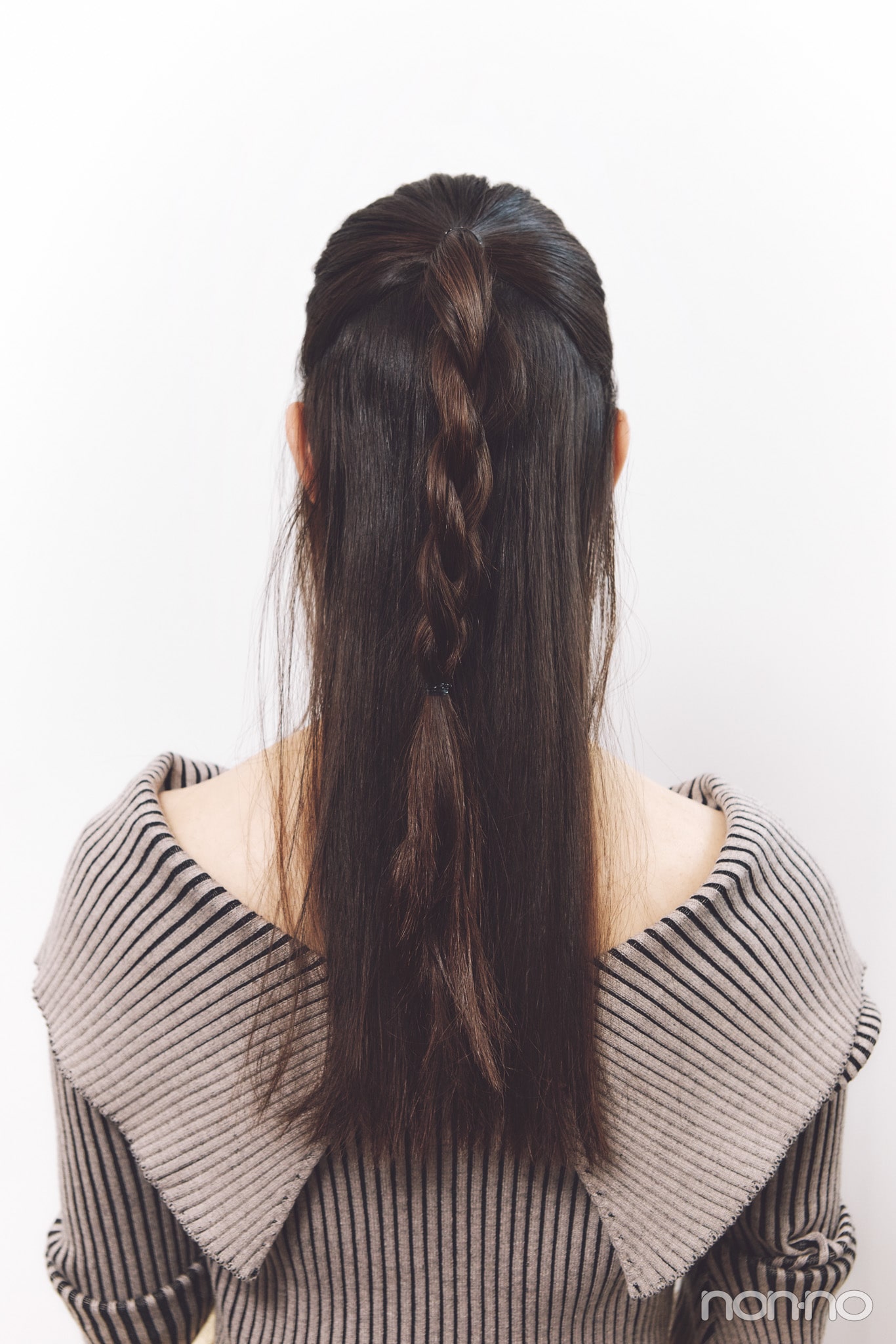 小坂菜緒のヘアアレ14daysのヘアクリップ留めハーフおだんごのプロセス②