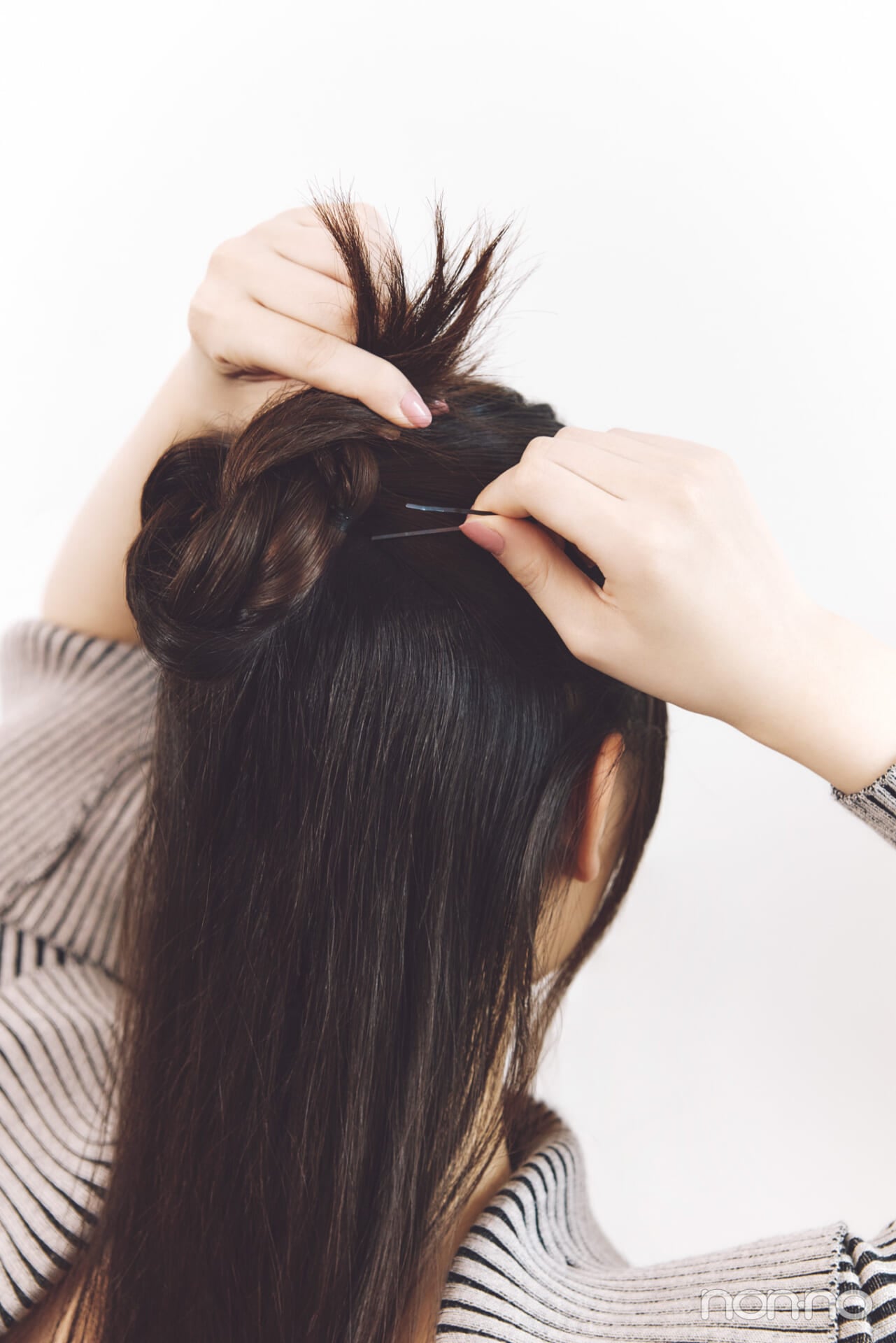 小坂菜緒のヘアアレ14daysのヘアクリップ留めハーフおだんごのプロセス③