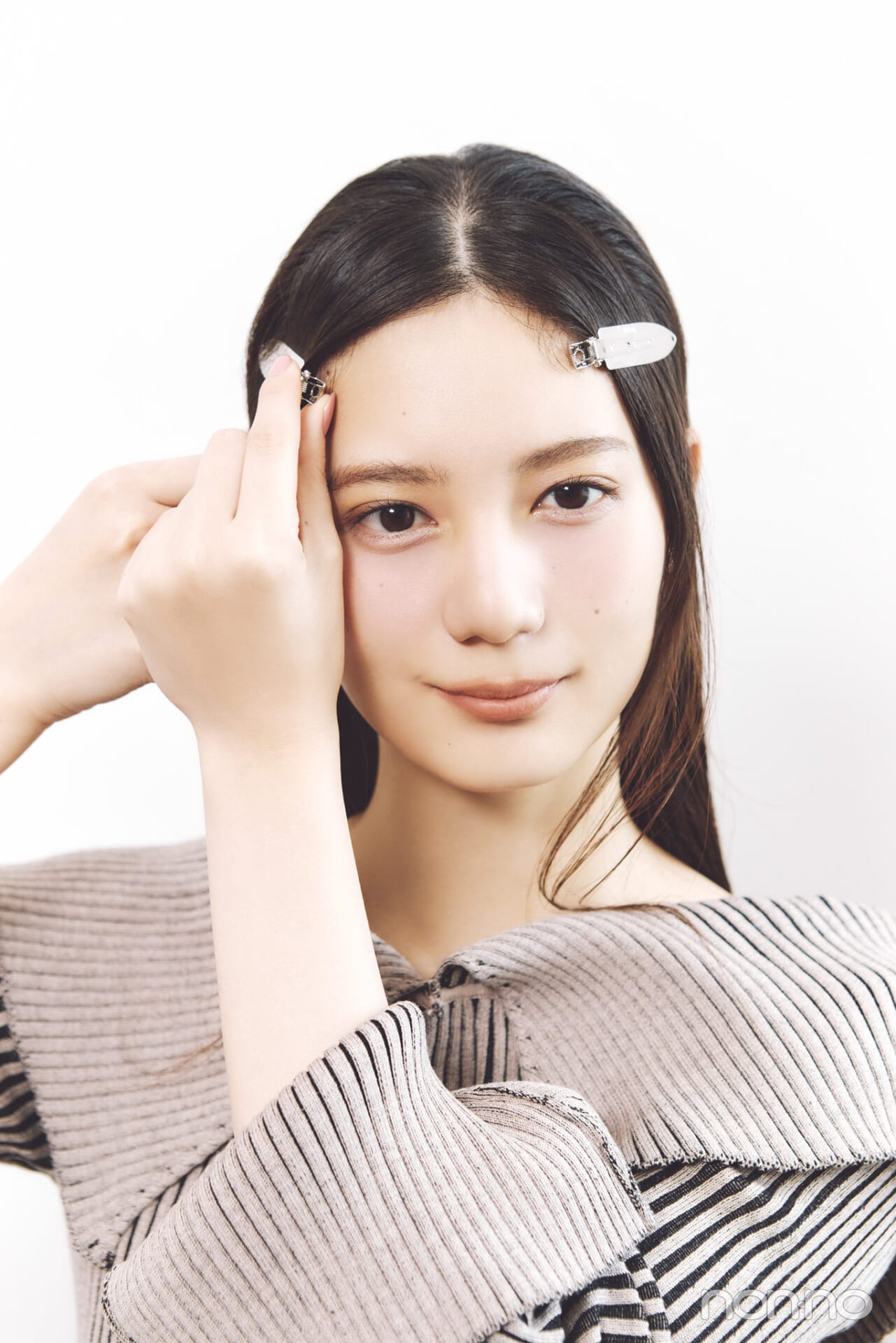 小坂菜緒のヘアアレ14daysのヘアクリップ留めハーフおだんごのプロセス①