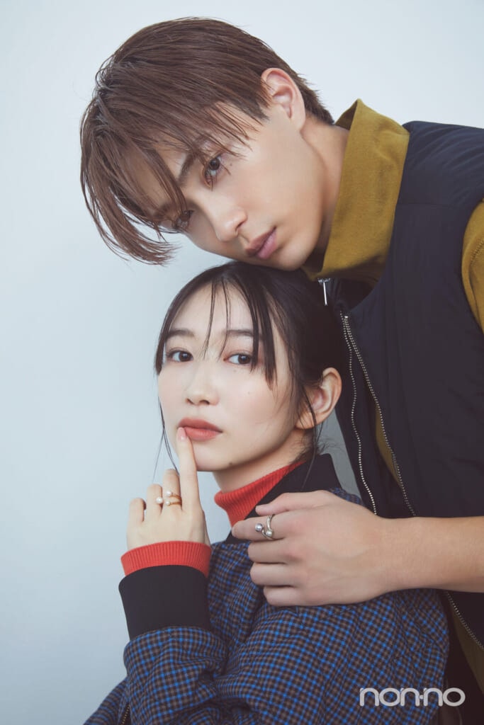 カジュアル派カップルにおすすめのペアリングをつけた野村康太と岡本夏美