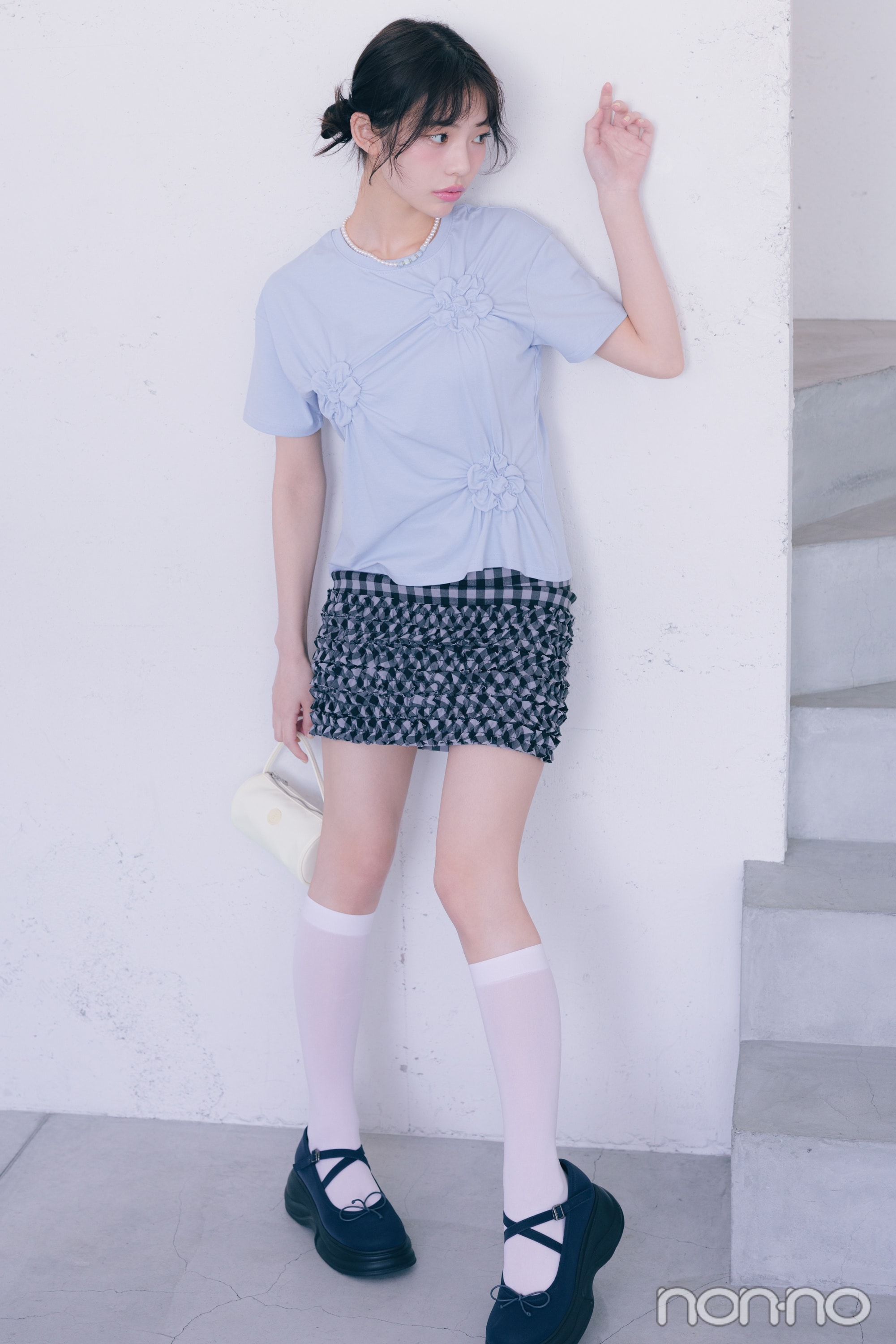 フラワーギャザーTシャツを着た菊地姫奈の全身