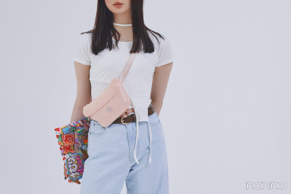 ピンクのサコッシュをかけた小宮山莉渚