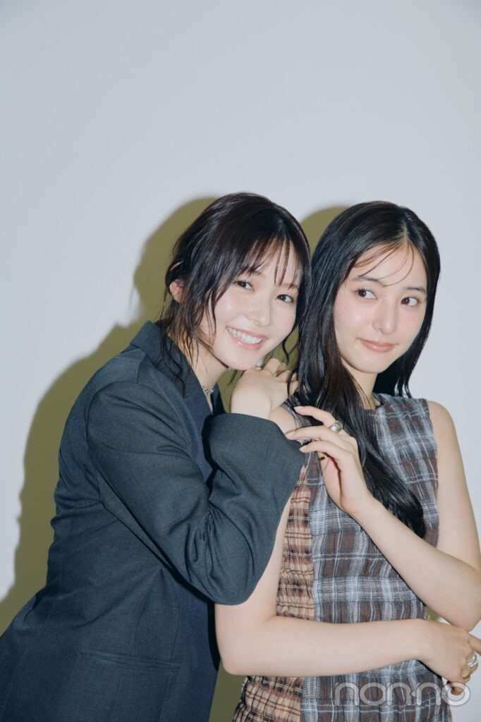 新木優子の肩に手を添えて笑顔をみせる久間田琳加