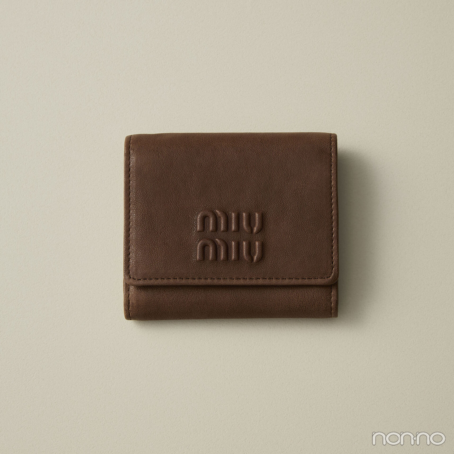 2026年開運財布ミュウミュウの新作「スモールナッパレザー 財布」ブラウン