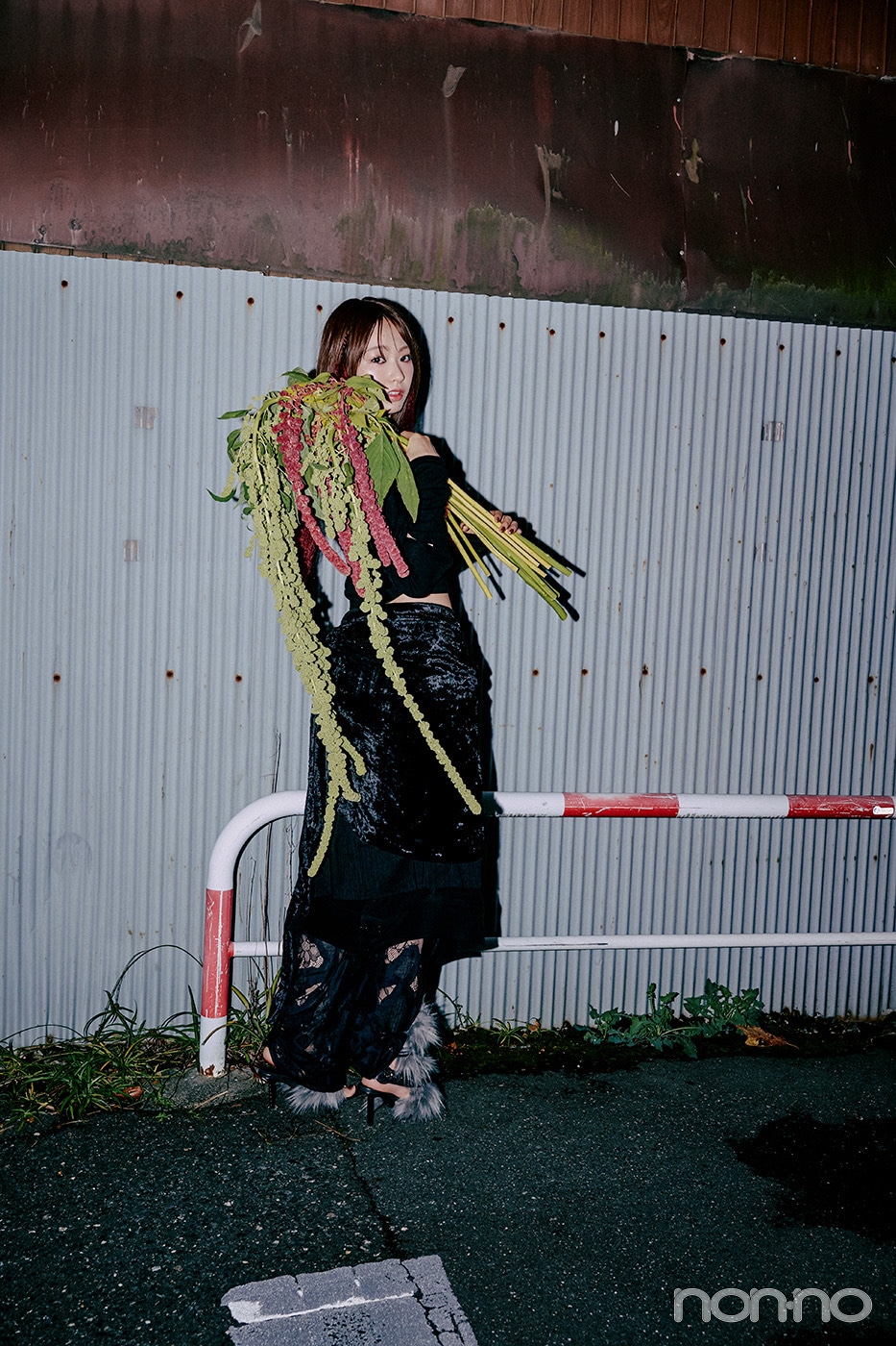 アマランサスを持つ村上なずな