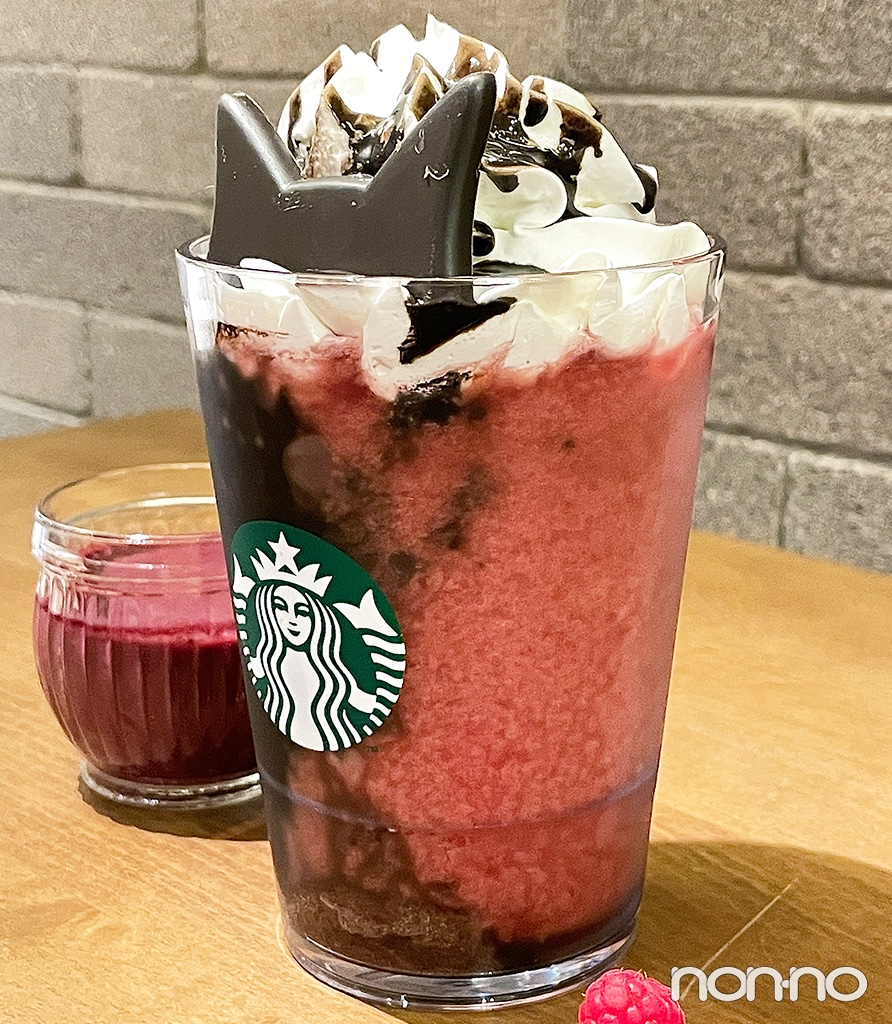 スターバックスハロウィン2025・新作『アサイー ベリー フラペチーノ®』アサイーベリーソース